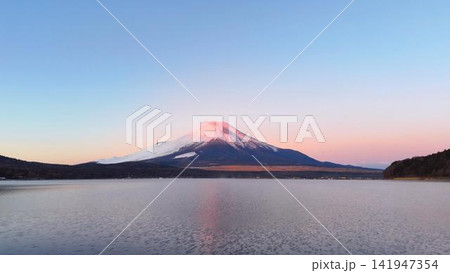 澄み渡る冬の空と朝焼けに染まる赤富士の絶景空撮 澄み渡る冬の空と朝焼けに染まる赤富士の絶景空撮 141947354