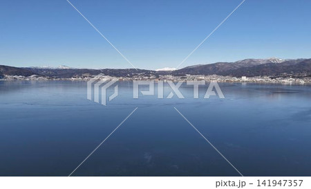 澄み渡る青空と冬の諏訪湖のパノラマ風景│空撮 澄み渡る青空と冬の諏訪湖のパノラマ風景│空撮 141947357