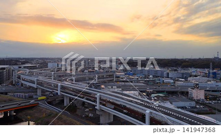 黄金色に輝く夕景とジャンクションの美しい曲線 黄金色に輝く夕景とジャンクションの美しい曲線 141947368