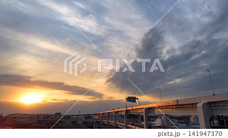 黄金色に染まる夕空と高速道路のシルエット 黄金色に染まる夕空と高速道路のシルエット 141947370