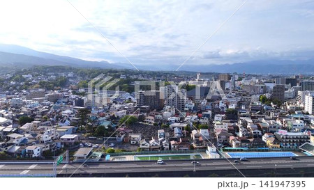歴史ある城下町と緑豊かな山々を見渡す俯瞰 141947395