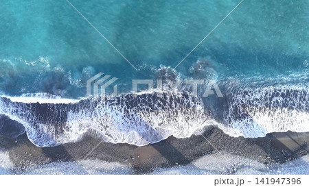 青い海と白い波しぶきが美しい海岸の俯瞰│空撮写真 141947396