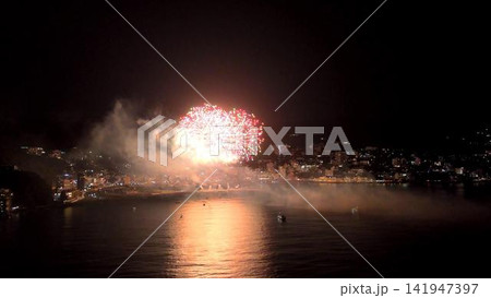 熱海港の海面を黄金に照らす鮮やかなマルチカラー花火 141947397