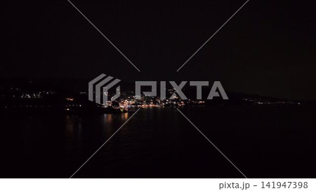 遠くに街明かりが灯る熱海の暗い夜景と海のパノラマ 遠くに街明かりが灯る熱海の暗い夜景と海のパノラマ 141947398
