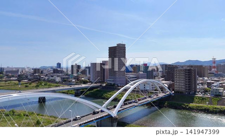 豊かな相模川と厚木の街並みを一望する空撮風景 豊かな相模川と厚木の街並みを一望する空撮風景 141947399