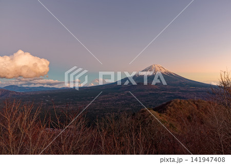 精進湖・パノラマ台から見る夕照の富士山 精進湖・パノラマ台から見る夕照の富士山 141947408