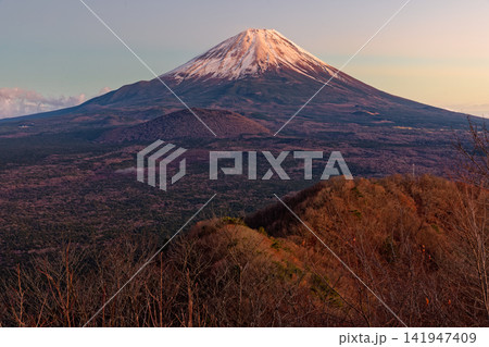 精進湖・パノラマ台から見る夕照の富士山 精進湖・パノラマ台から見る夕照の富士山 141947409