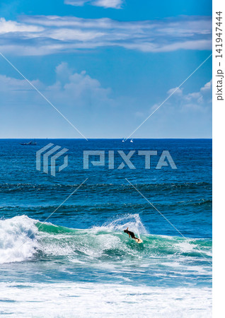 夏の鎌倉市七里ヶ浜サーフィン 夏の鎌倉市七里ヶ浜サーフィン 141947444