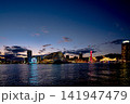 ブルーアワーに輝く神戸港のウォーターフロント 141947479