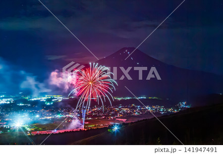 忍野の高台から夏富士と忍野八海祭りの打ち明け花火 忍野の高台から夏富士と忍野八海祭りの打ち明け花火 141947491