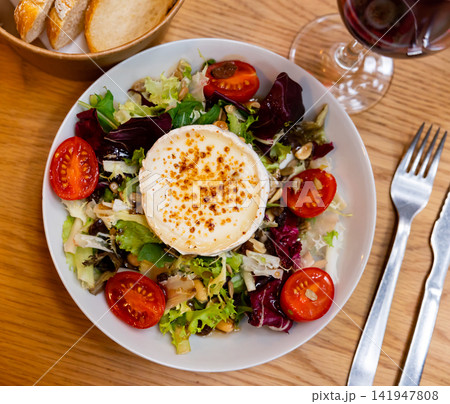 Fresh vegetable salad with goat cheese 141947808