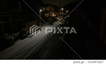 雪降る夜の街並み 雪降る夜の街並み 141947827