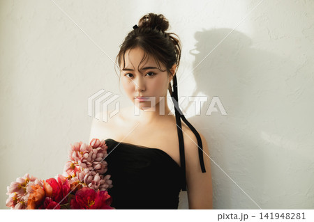 黒いドレスの女性 黒いドレスの女性 141948281