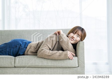ソファーに横になる若い女性 141948289