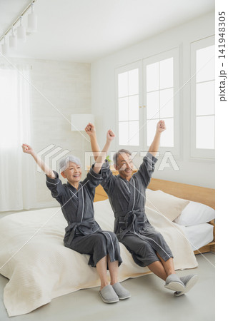 寝室のシニア夫婦 寝室のシニア夫婦 141948305