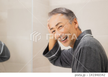 鏡を見て笑うシニア男性 鏡を見て笑うシニア男性 141948342