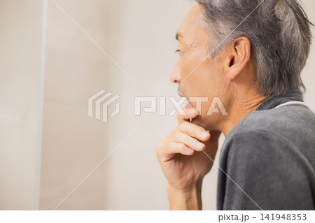 鏡を見て笑うシニア男性 鏡を見て笑うシニア男性 141948353