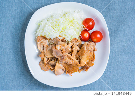 豚の生姜焼きと千切りキャベツの定食風料理 豚の生姜焼きと千切りキャベツの定食風料理 141948449