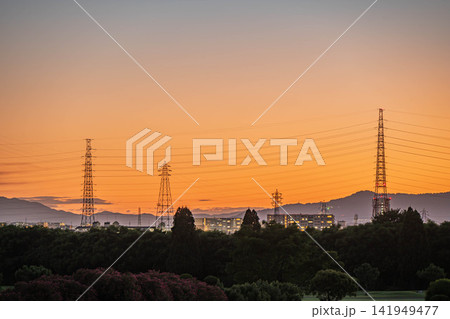 夕方の空に立つ鉄塔と高槻市街の景観 大阪府高槻市 枚方市 夕方の空に立つ鉄塔と高槻市街の景観 大阪府高槻市 枚方市 141949477