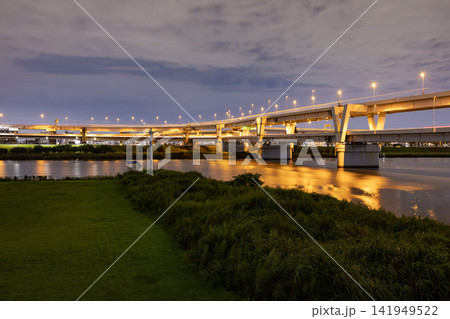 東京都足立区 新荒川大橋付近から望む荒川と高速道路の夜景 141949522