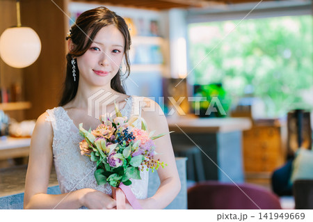 ウェディングドレスを着た女性 ウェディングドレスを着た女性 141949669