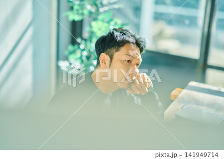 パソコン作業をする男性 パソコン作業をする男性 141949714