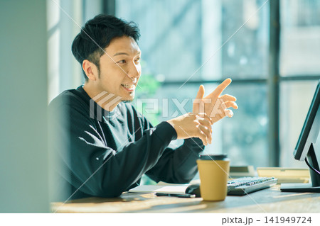 パソコン作業をする男性 141949724