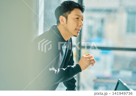 パソコン作業をする男性 141949736