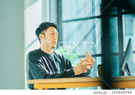 パソコン作業をする男性 パソコン作業をする男性 141949744