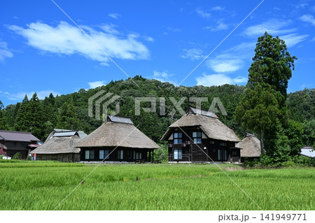 日本の原風景（新潟・荻ノ島環状かやぶき集落） 141949771