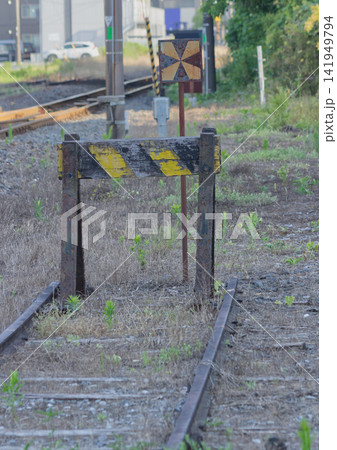 線路の終端にある黄と黒の車止め、草むす廃線跡と鉄道インフラの風景 線路の終端にある黄と黒の車止め、草むす廃線跡と鉄道インフラの風景 141949794