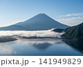 中ノ倉峠展望地から望む本栖湖と富士山 141949829