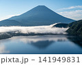 中ノ倉峠展望地から望む本栖湖と富士山 141949831