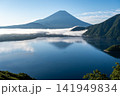 中ノ倉峠展望地から望む本栖湖と富士山 141949834