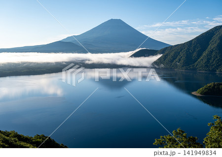 中ノ倉峠展望地から望む本栖湖と富士山 141949834