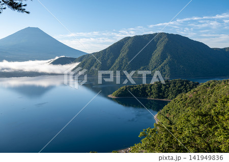 中ノ倉峠展望地から望む本栖湖と富士山 141949836