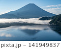 中ノ倉峠展望地から望む本栖湖と富士山 141949837