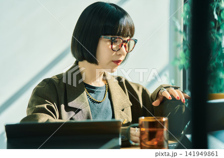 オフィスで働く若い女性 オフィスで働く若い女性 141949861