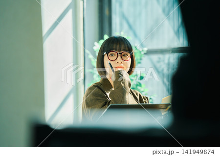 オフィスで働く若い女性 141949874