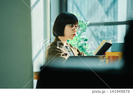 オフィスで働く若い女性 オフィスで働く若い女性 141949878