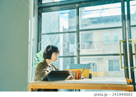 オフィスで働く若い女性 オフィスで働く若い女性 141949883