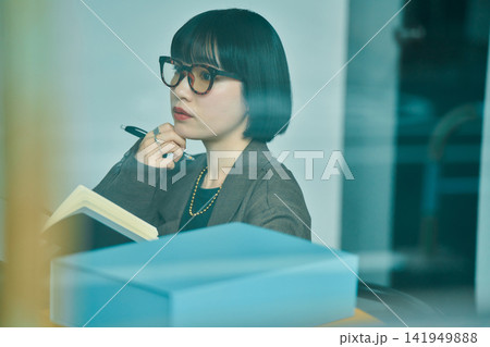 オフィスで働く若い女性 オフィスで働く若い女性 141949888