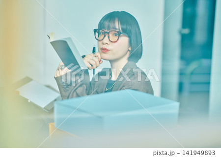 オフィスで働く若い女性 141949893