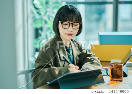 オフィスで働く若い女性 オフィスで働く若い女性 141949900