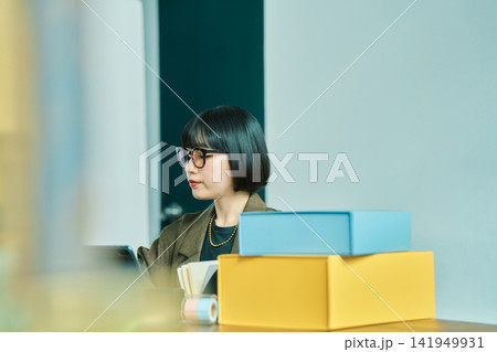 オフィスで働く若い女性 オフィスで働く若い女性 141949931