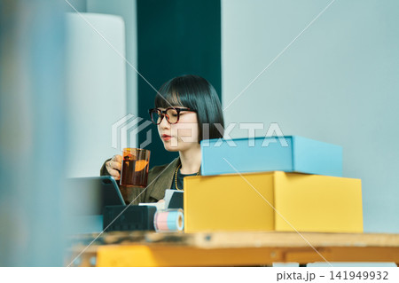 オフィスで働く若い女性 オフィスで働く若い女性 141949932