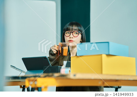 オフィスで働く若い女性 オフィスで働く若い女性 141949933