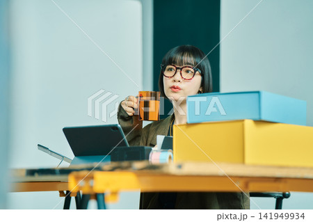 オフィスで働く若い女性 オフィスで働く若い女性 141949934
