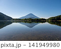 精進湖畔から望む子抱き富士 141949980