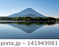 精進湖畔から望む子抱き富士 141949981